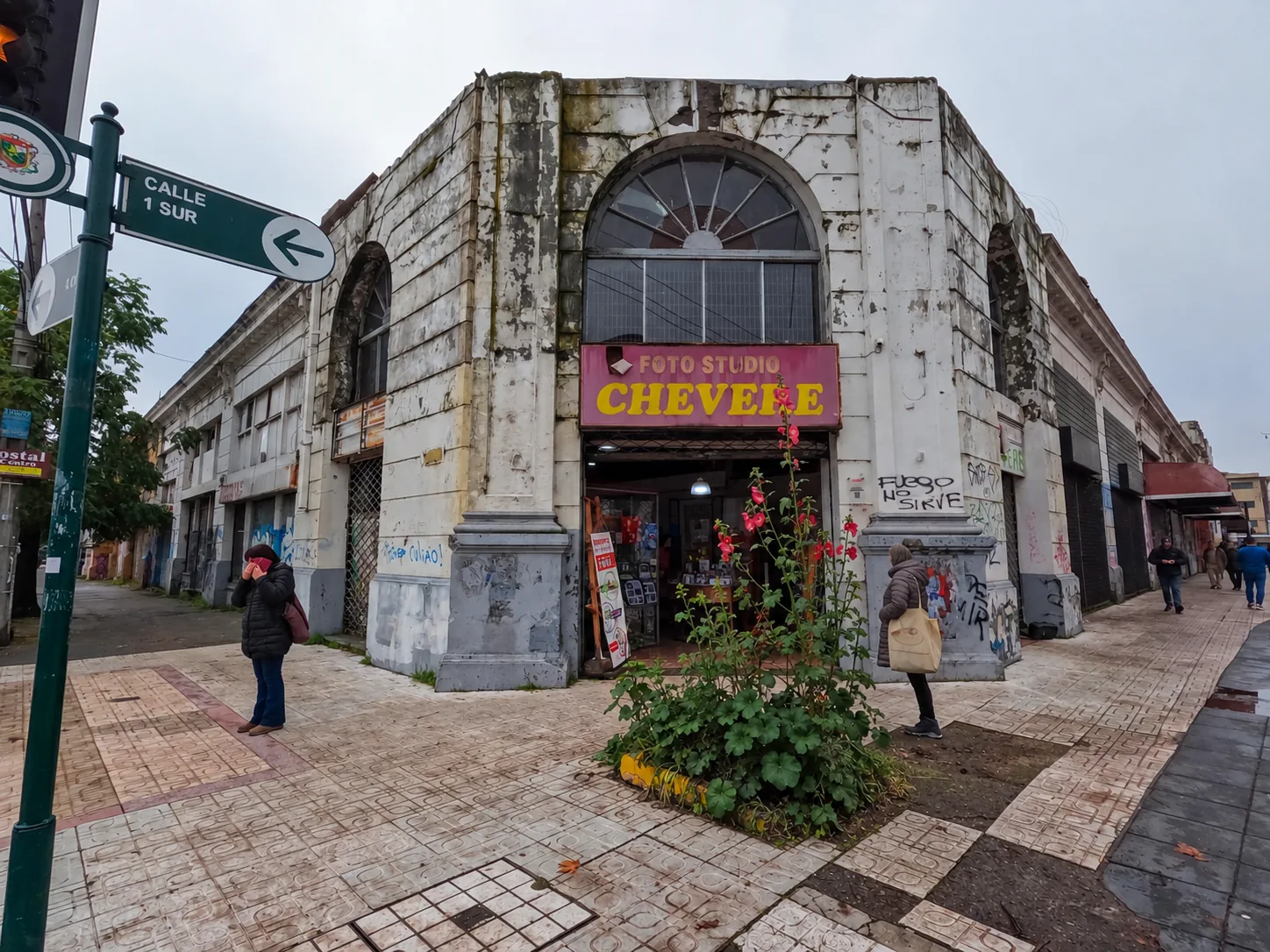 Talca — Esquina de calle 1 Sur, con un edificio deteriorado y locales comerciales